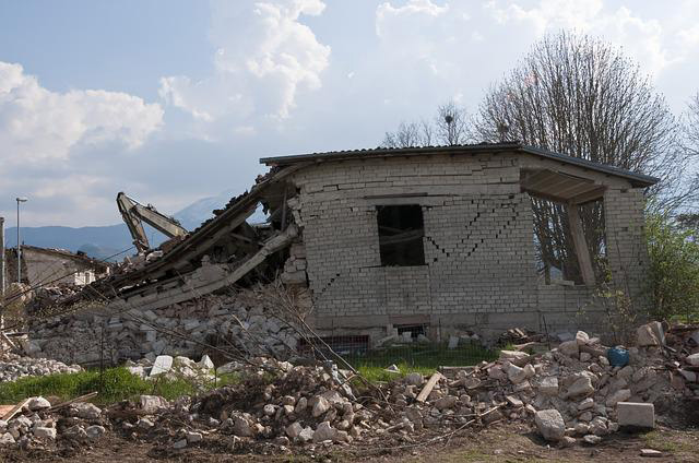 Emergenza terremoto peggiore in casi di bassa resilienza