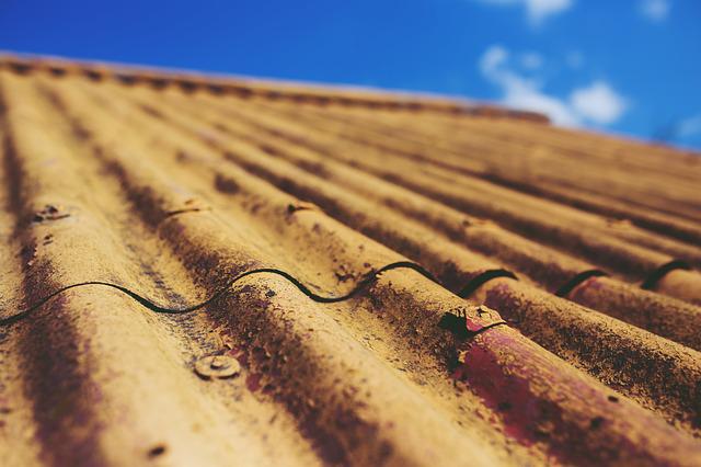 Un tipico tetto in amianto con eternit