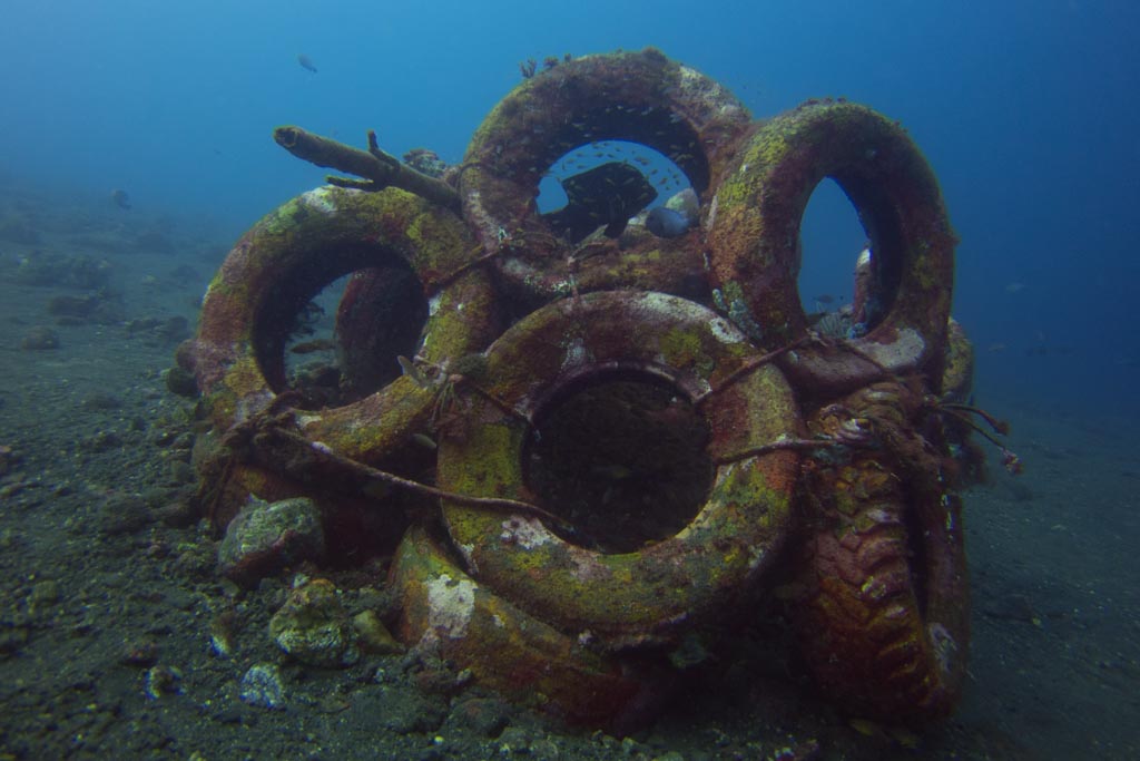 Vietato usare pneumatici usati per ricostruire barriere coralline - immagine Fun Diving