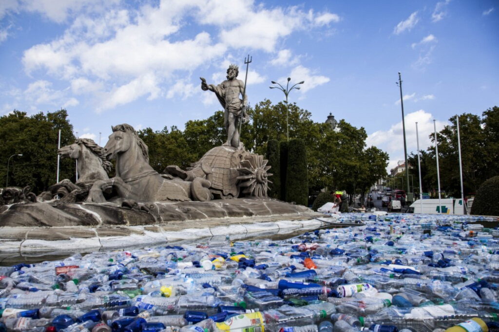 Isole di plastica costruite in città anche come strumento per sensibilizzare l'opinione pubblica sul tema