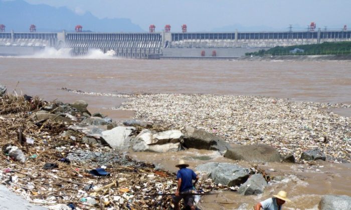 Una delle isole di rifiuti presenti all'estuario del fiume Yang-Tze - immagine The Epoch Times