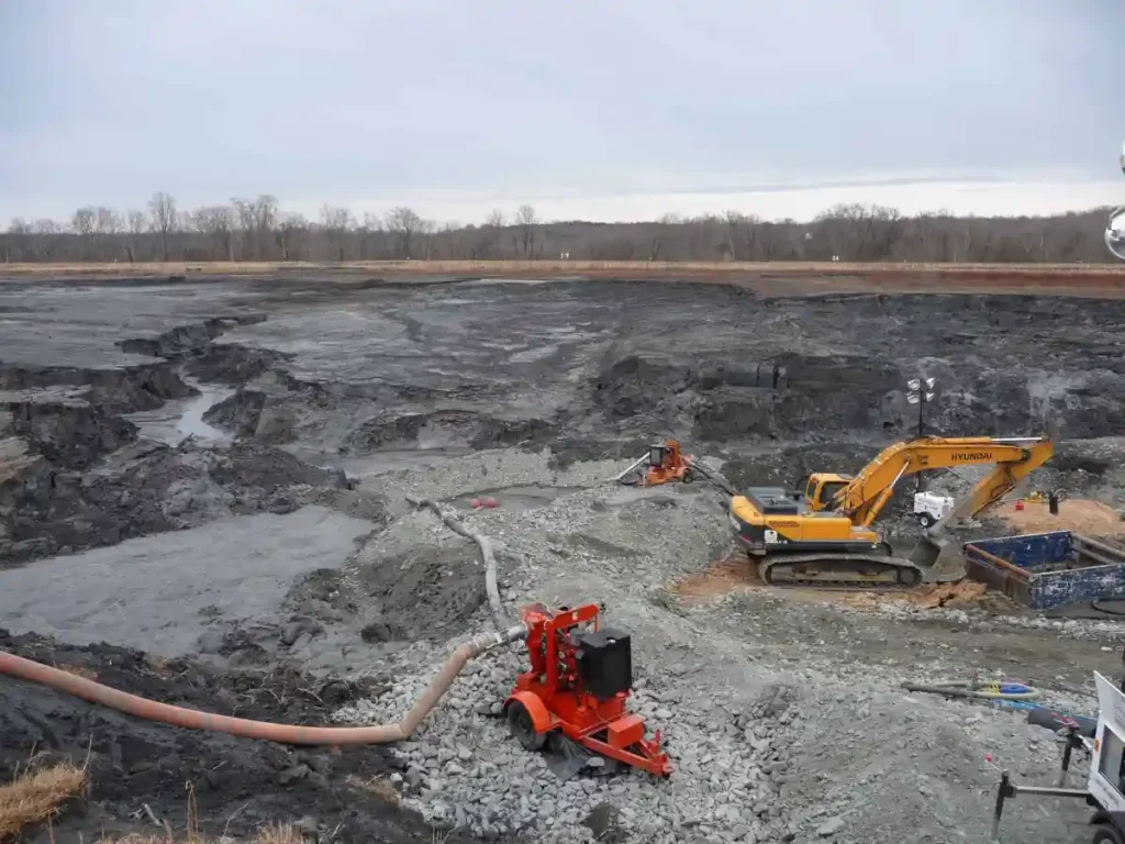 Bonificare un terreno con i vecchi metodi necessita di ingenti risorse finanziarie ed il lavoro non è continuo nel tempo - immagine North Carolina Health News