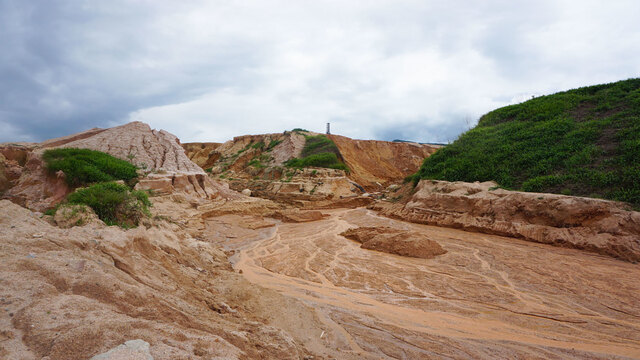 Come appare tipicamente un'area dopo l'estrazione di terre rare in Cina - immagine Yale E360