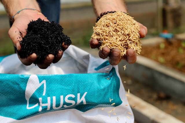 Dalla lolla di riso si produce un ottimo Biochar per assorbire oltre 10 pesticidi in acqua - immagine HUSK Biochar