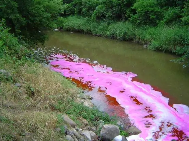 Un tipico caso di inquinamento dei fiumi da coloranti sintetici - immagine Arvia Technologies