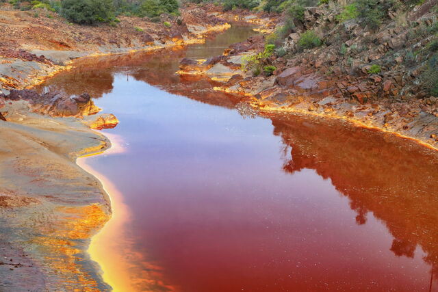 Un altro tipico lascito dell'attivita di estrazione mineraria - immagine Help Save Nature