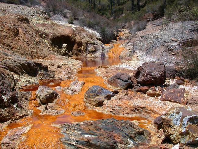 Un tipico esempio di drenaggio acido delle miniere - immagine Noi di Minerva