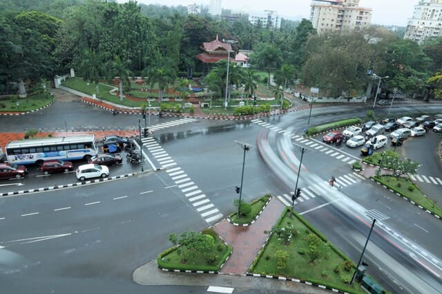 Le rotatorie sono tra i punti della città dove piantare alberi con maggiore attenzione - immagine World Highways